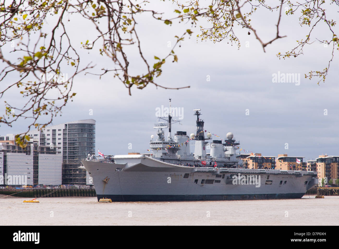 La Tamise, nr Greenwich, London, UK. 11 mai 2013. Le HMS Illustrious, l'hélicoptère de la Royal Navy et Commando carrier, visiter Londres pour commémorer le 70e anniversaire de la "bataille de l'Atlantique". Amarré sur la Tamise près de Greenwich le samedi 11 mai 2013. Credit : Craig Buchanan /Alamy Live News Banque D'Images