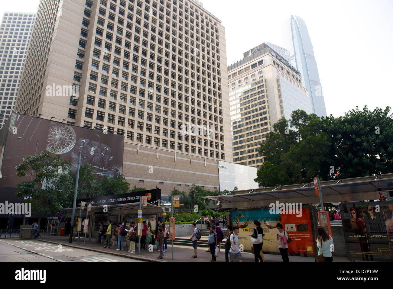 Les gens qui attendent à un arrêt d'autobus à Central, Hong Kong Banque D'Images