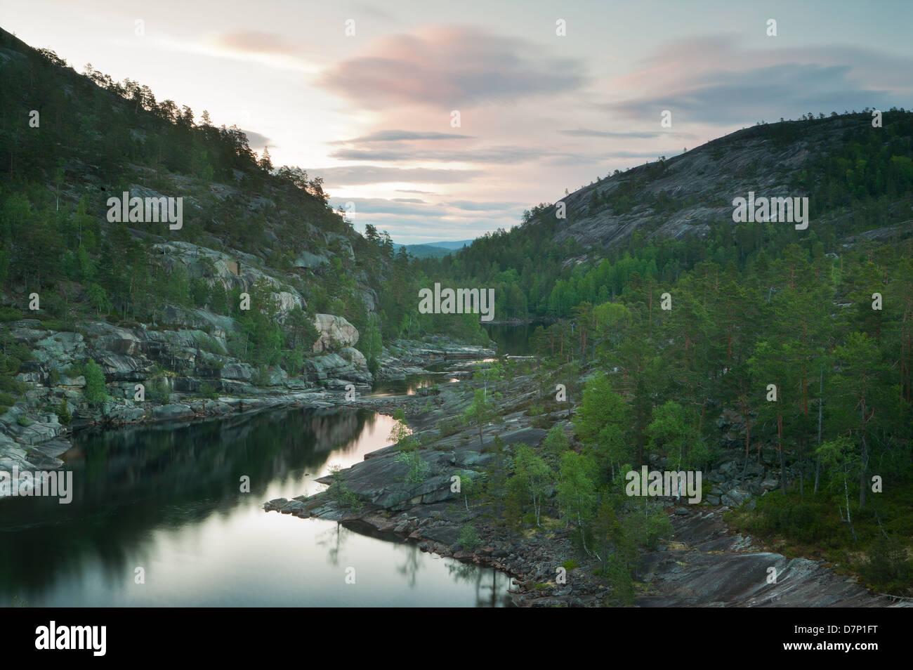 À l'aube dans Reinsfoss Nissedal, Telemark fylke, la Norvège. Banque D'Images