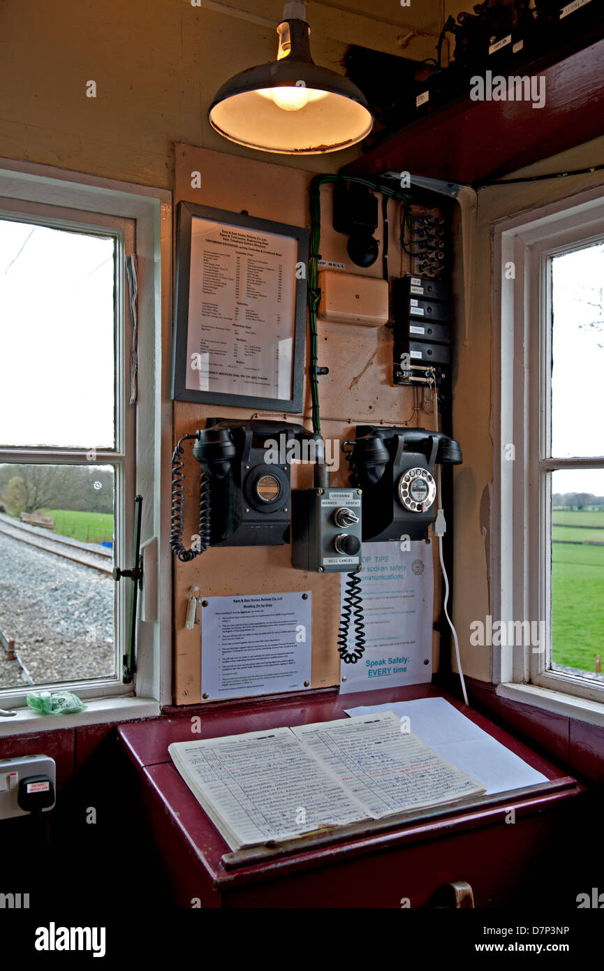 Intérieur de la Hutte du gardien de passage sur le Kent et l'East Sussex Railway, UK Banque D'Images
