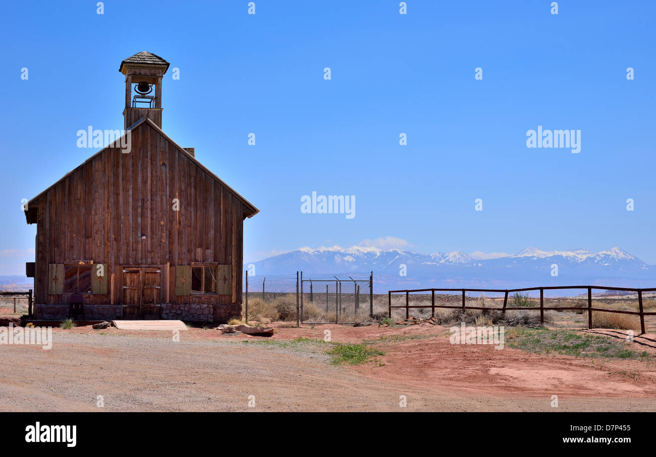 Une grange sous le ciel bleu, avec fond de enneigés des Montagnes La Sal. Moab, Utah, USA. Banque D'Images