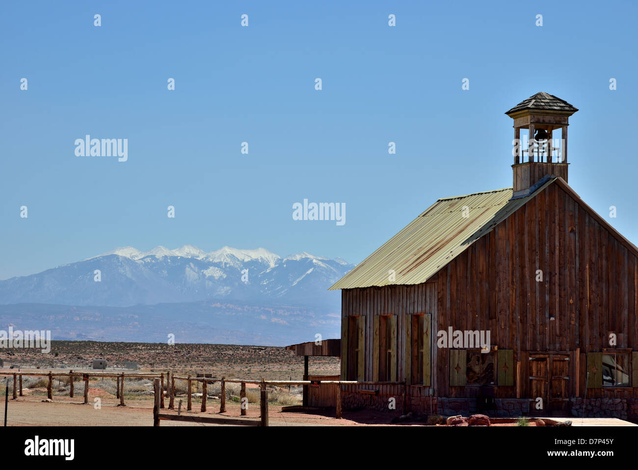 Une grange sous le ciel bleu, avec fond de enneigés des Montagnes La Sal. Moab, Utah, USA. Banque D'Images