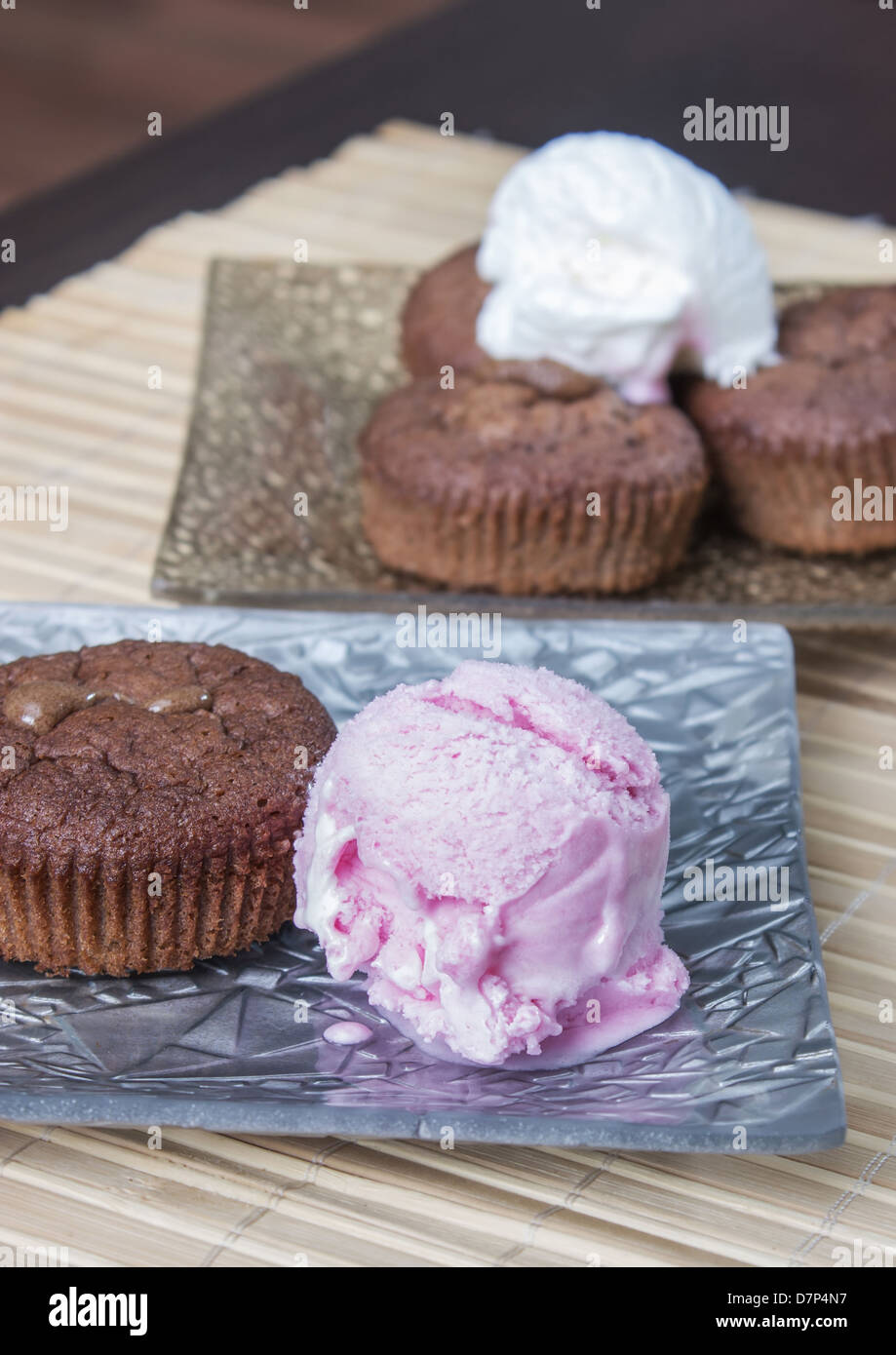 Soufflé au chocolat et la crème glacée sur la table, Close up Banque D'Images