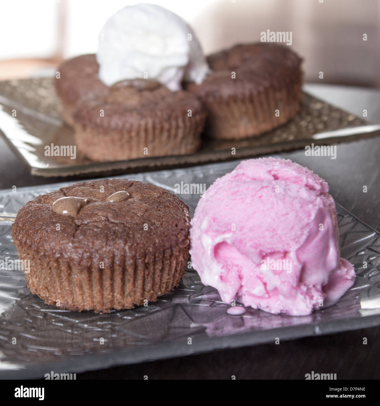 Soufflé au chocolat et la crème glacée sur la table, Close up Banque D'Images