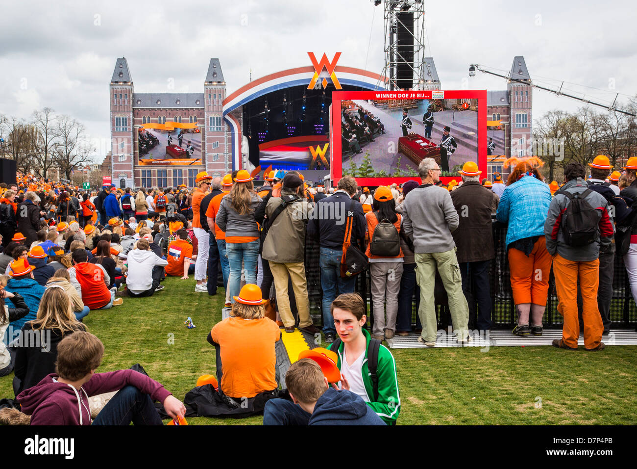 Les gens célébrant la journée annuelle sur les musées Plein Queens place d'Amsterdam. Couverture TV en direct de l'intronisation du Roi Willem. Banque D'Images
