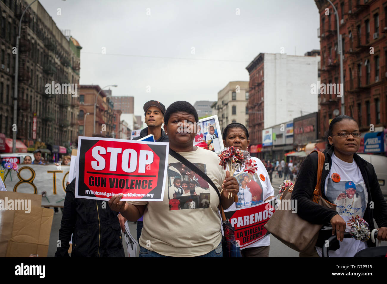 Des centaines dans les rues de la South Bronx à New York dans un rassemblement de lutte contre les armes à feu Banque D'Images