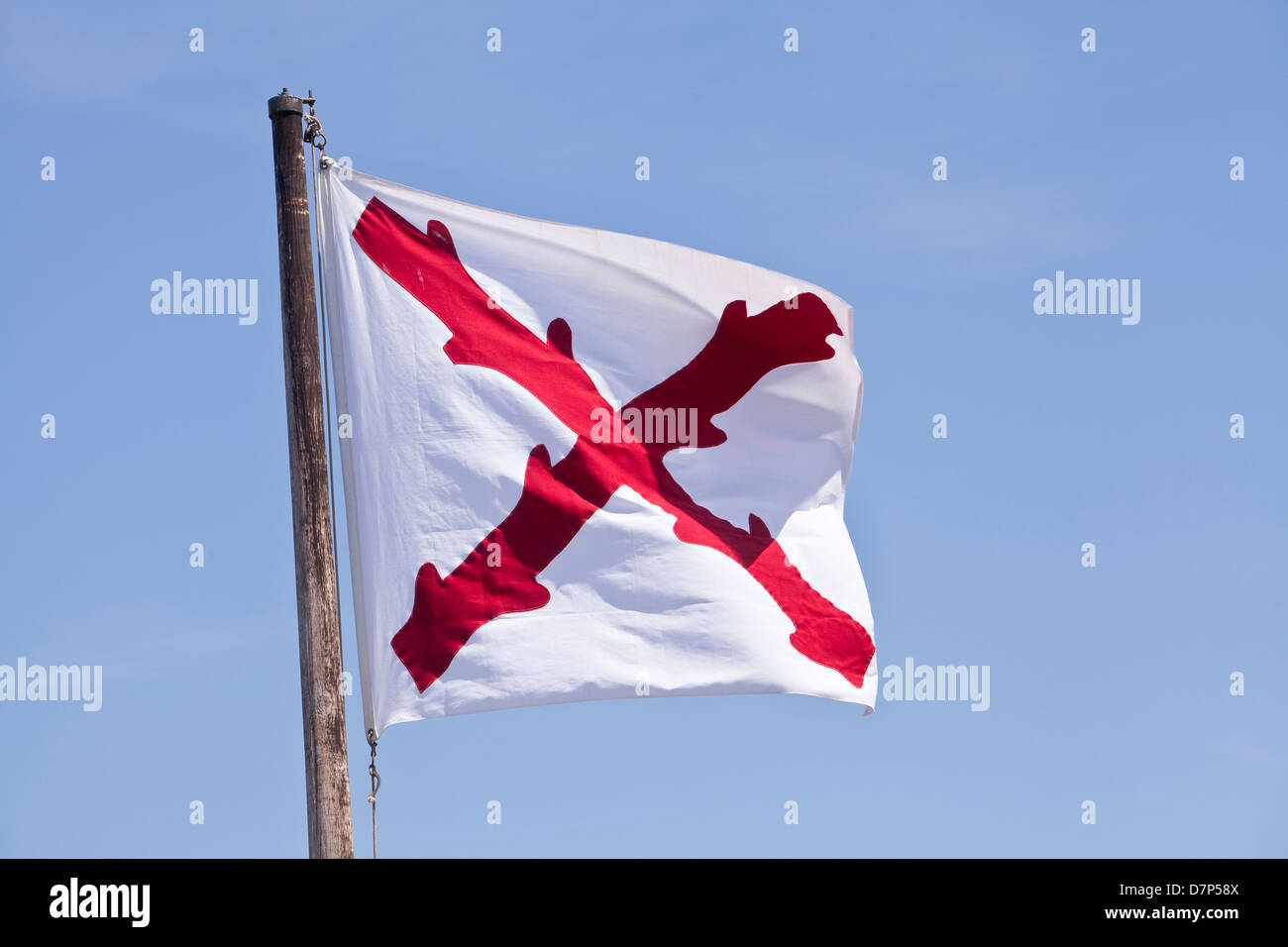 Un drapeau de l'armée espagnole survole le Castillo de San Marcos Fort à Saint Augustine, Floride Banque D'Images
