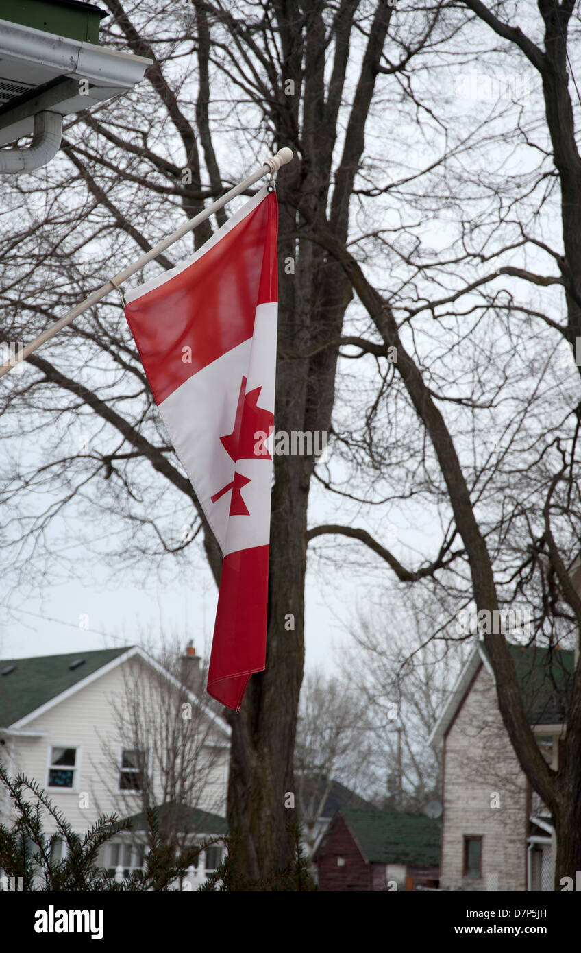 Drapeau canadien suspendu à un extérieur d'une maison dans un quartier de l'Ontario, Canada Banque D'Images