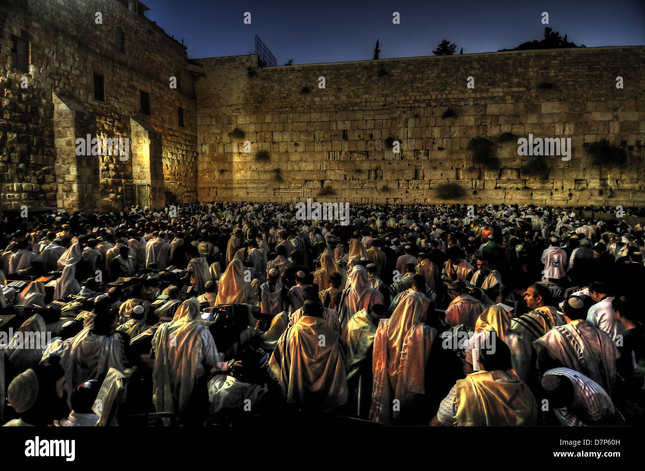 La prière dans le mur ouest au crépuscule, Yom Kipur prie de masse, la vieille ville de Jérusalem. Photo couleur HDR. Banque D'Images