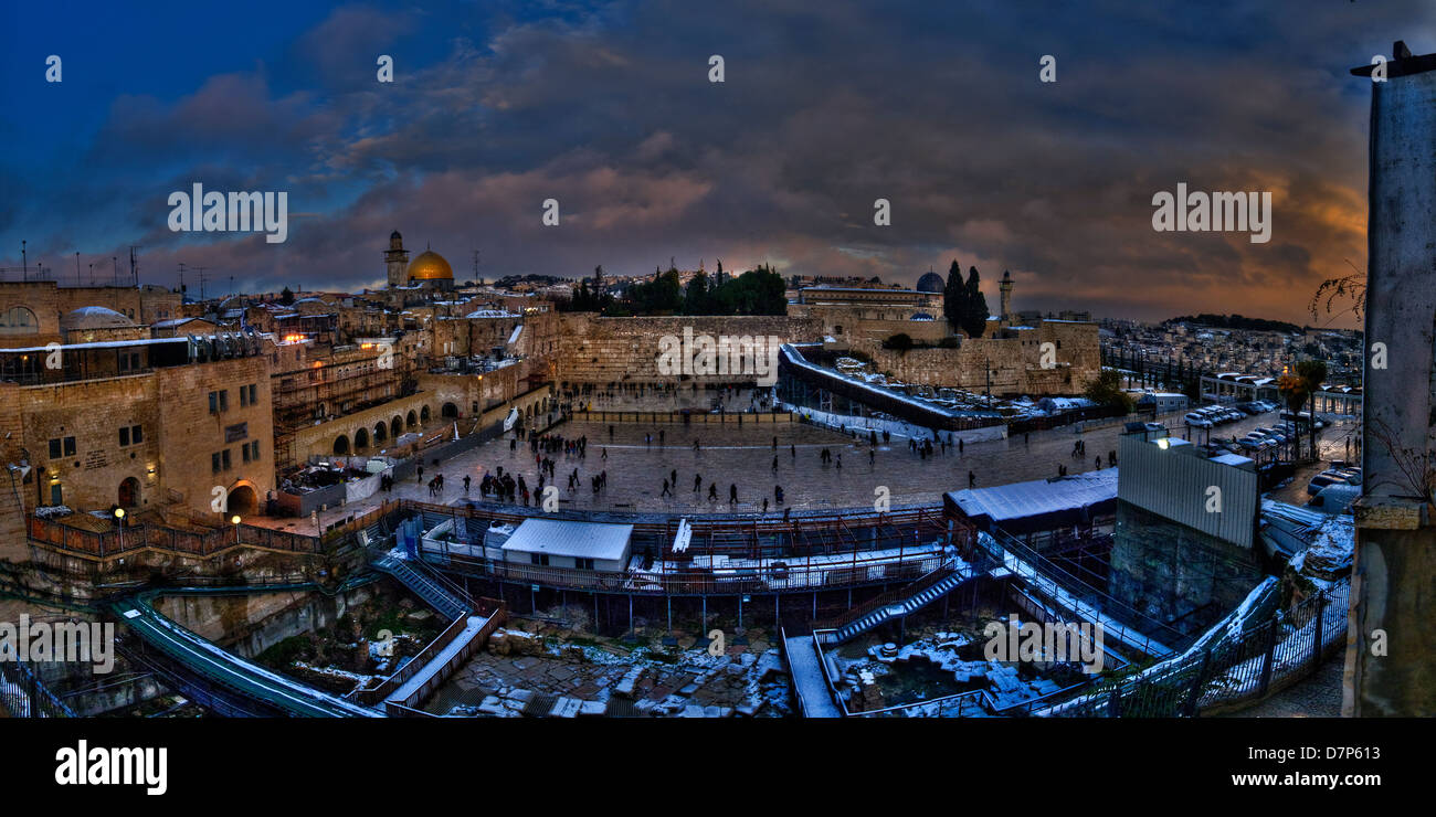 Coucher du soleil Panorama enneigé de Jérusalem Vieille ville regardant le Mur occidental, la mosquée Al-Aqsa et le dôme de pierre. Banque D'Images
