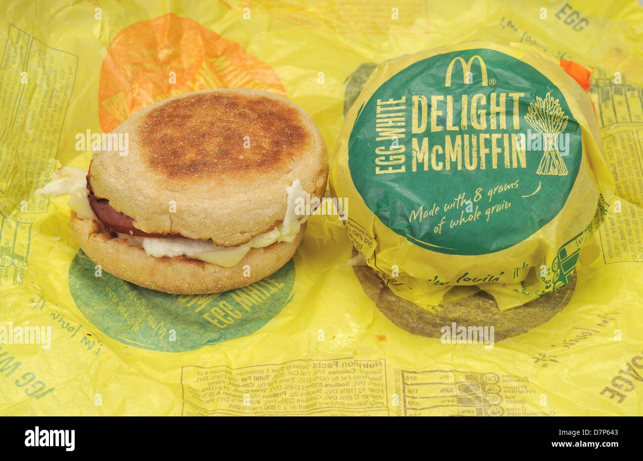 2 blanc d'Oeuf McDonald's Delight McMuffins avec Canadian Bacon, cheddar blanc et muffin anglais grillé sur l'emballage avec 1 enveloppé. USA Banque D'Images