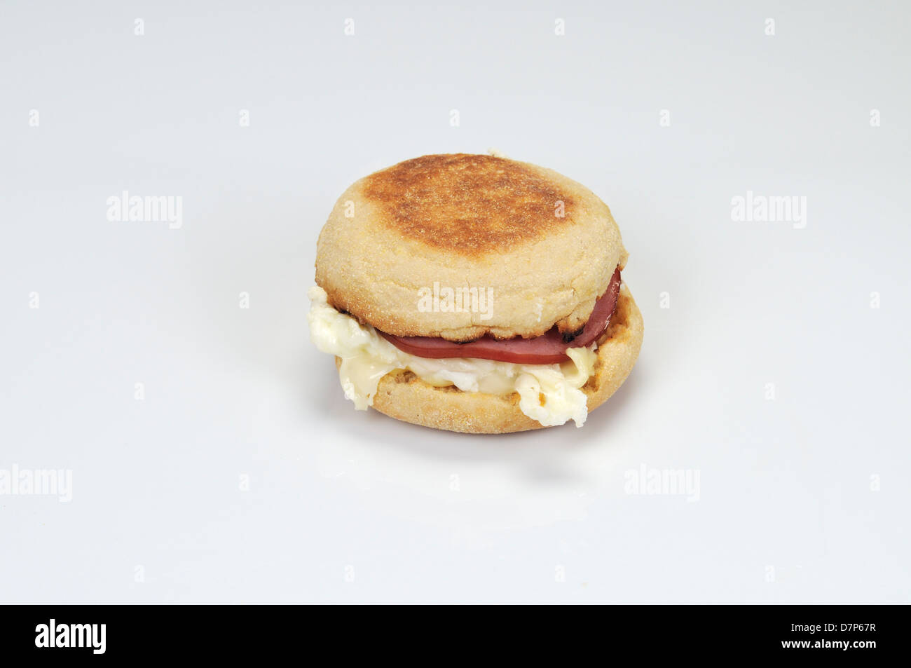 McDonald's delight de blanc d'œuf McMuffin avec canadian bacon et cheddar blanc sur un muffin anglais sur fond blanc. Banque D'Images