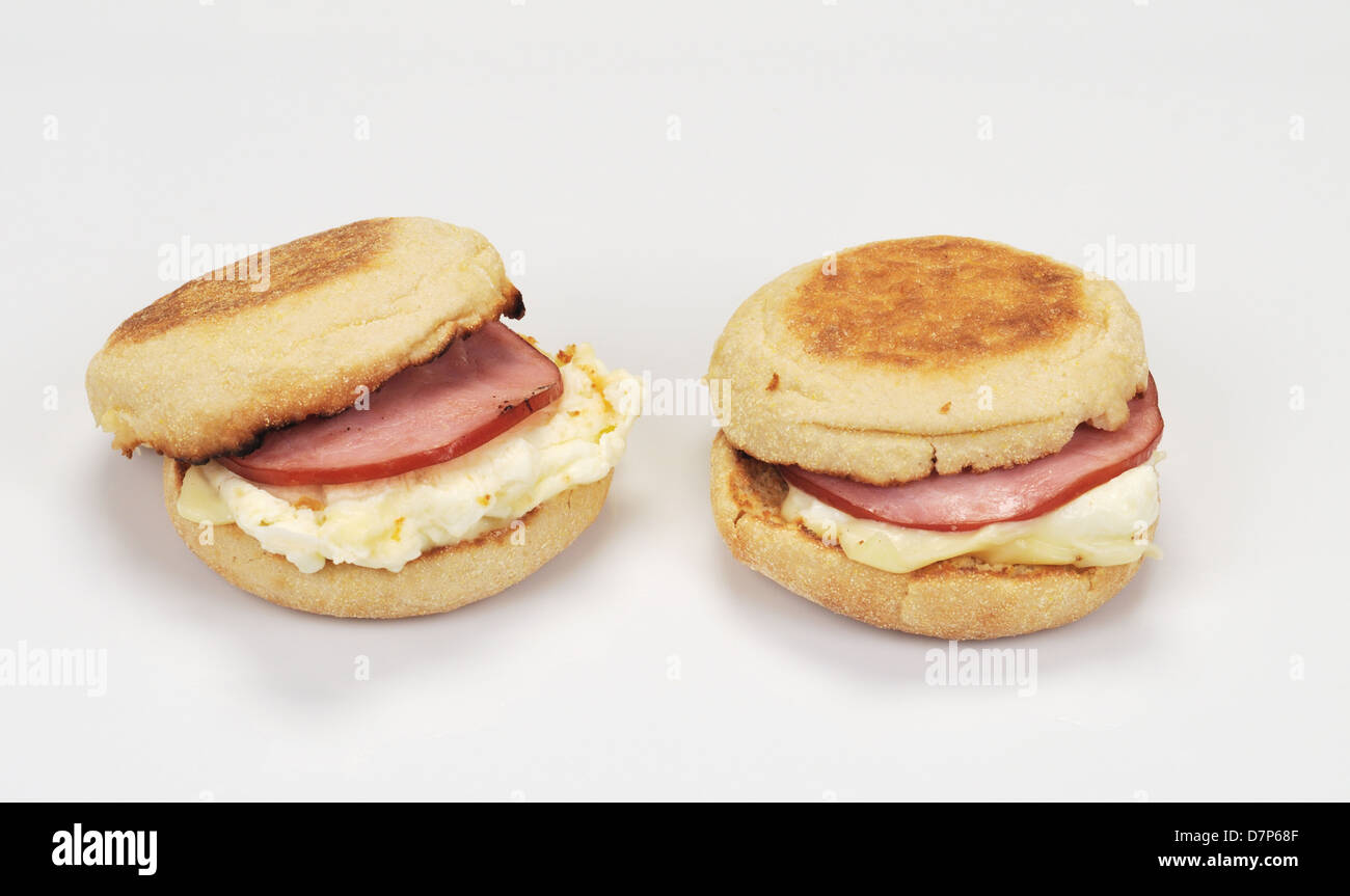 McDonald's Delight de blanc d'Œuf McMuffin avec canadian bacon et cheddar blanc sur muffin anglais sur fond blanc, décoration Banque D'Images