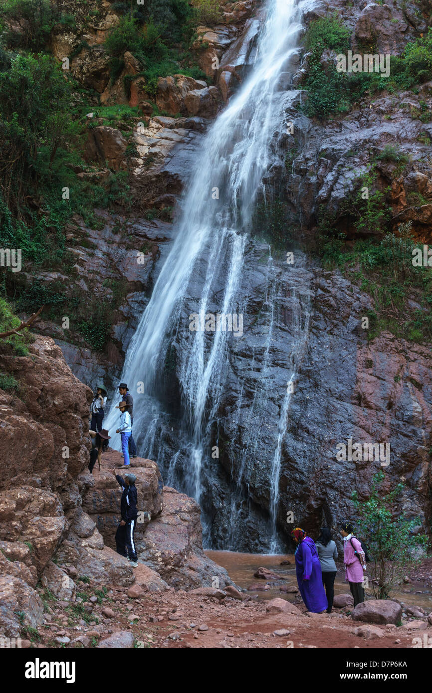 Maroc, Marrakech - vallée de l'Ourika, une cascade de saison près de la route causés par l'eau de fonte de neige. La rivière Ourika pas ! Banque D'Images