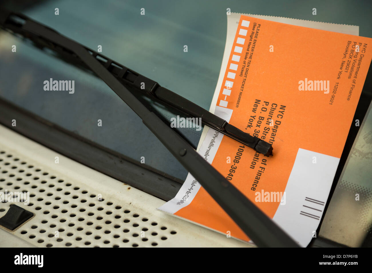 Ticket de parking sous l'essuie-glace de voiture, NYC Banque D'Images Ticket de parking sous l'essuie-glace de voiture, NYC Banque D'Images