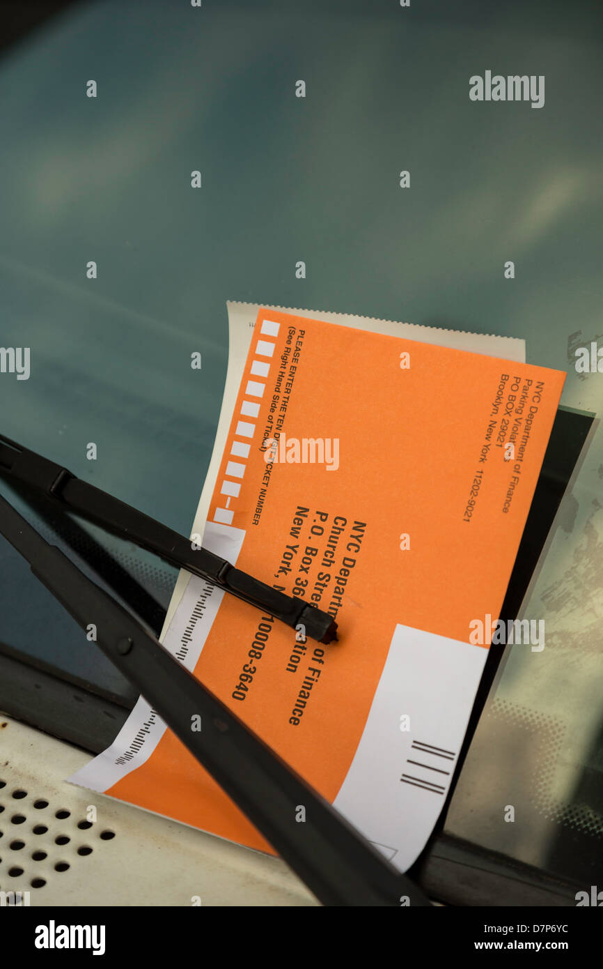 Ticket de parking sous l'essuie-glace de voiture, NYC Banque D'Images Ticket de parking sous l'essuie-glace de voiture, NYC Banque D'Images