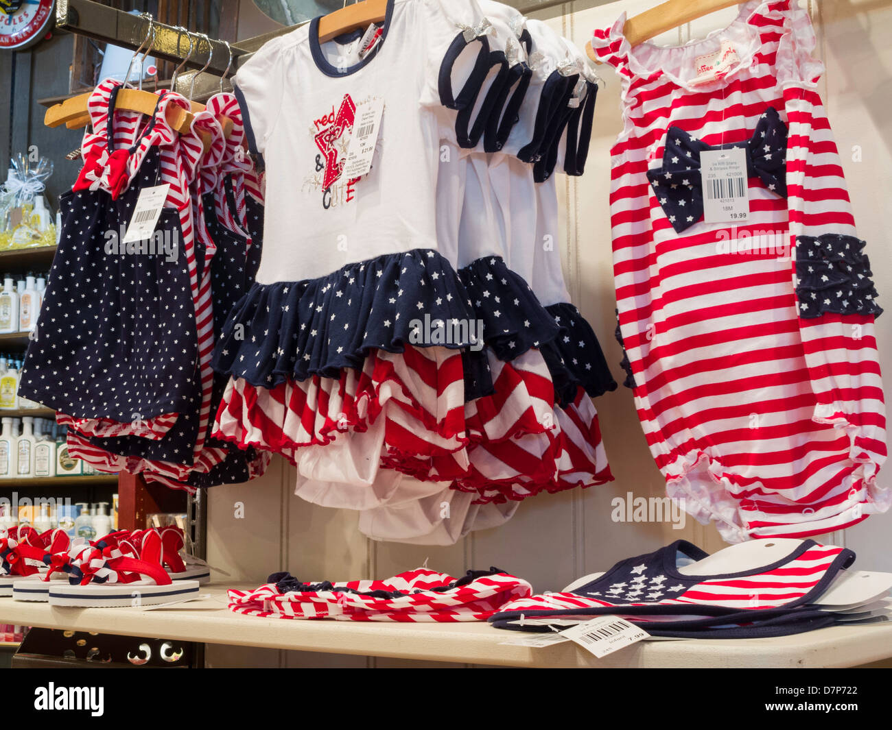 Vêtements patriotiques, affichage Restaurant Cracker Barrel et Old Fashioned Country Store Banque D'Images