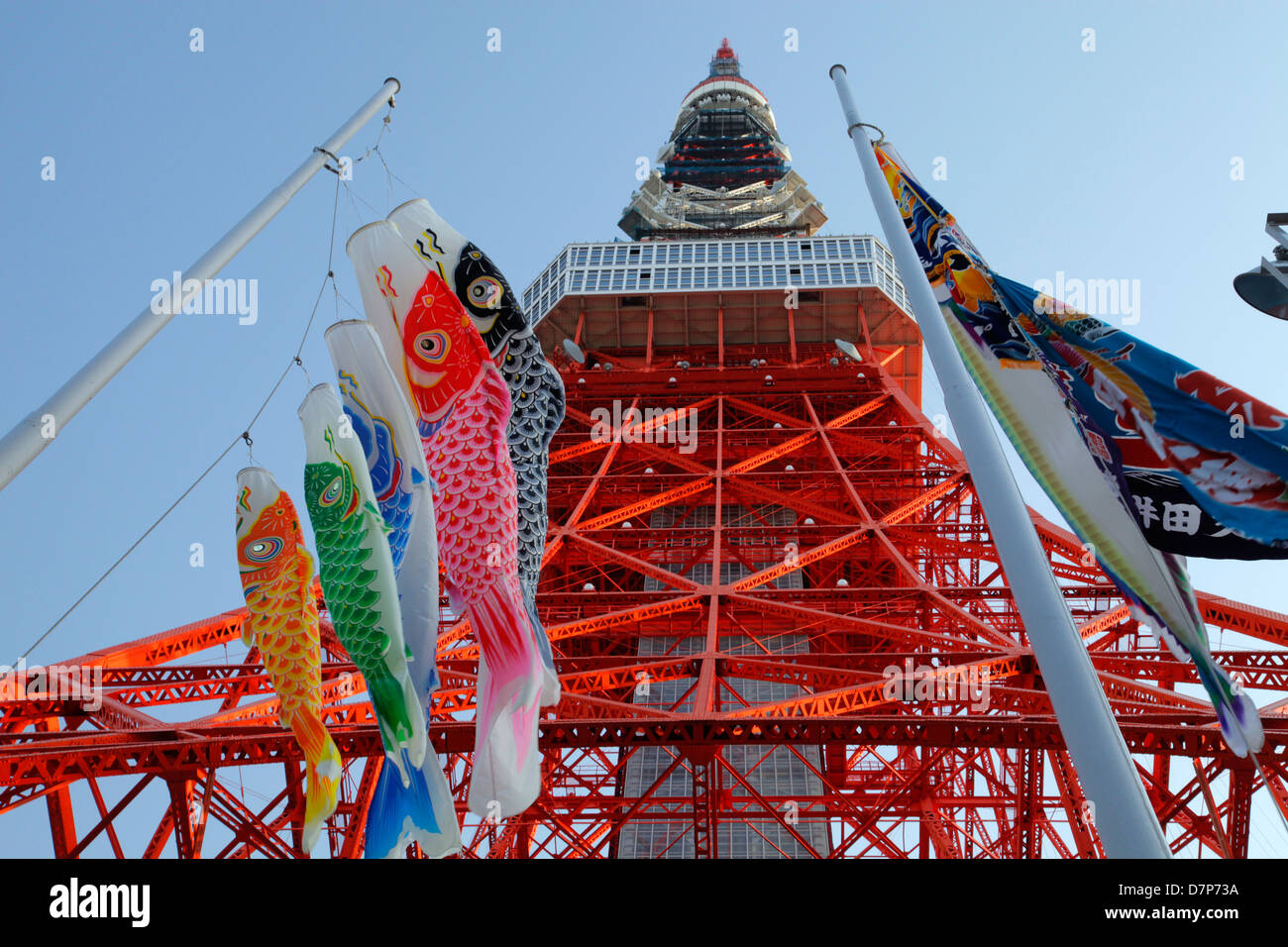 Koinobori streamer carpe à la Tour de Tokyo au Japon Banque D'Images