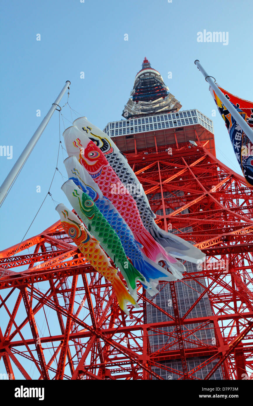 Koinobori streamer carpe à la Tour de Tokyo au Japon Banque D'Images