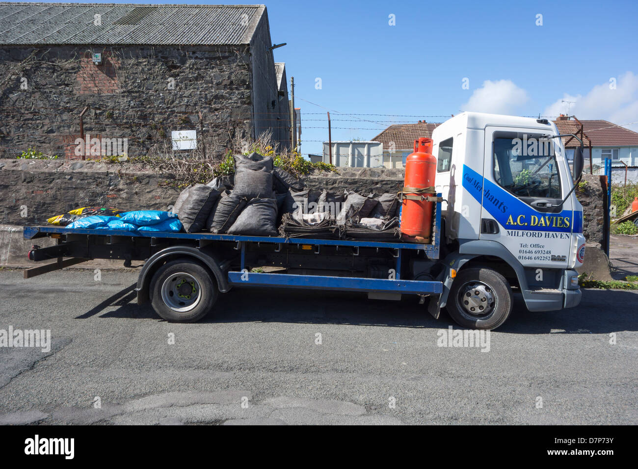 Les marchands de charbon camion chargé de gaz et de charbon sacs prêt à être livrés. Banque D'Images