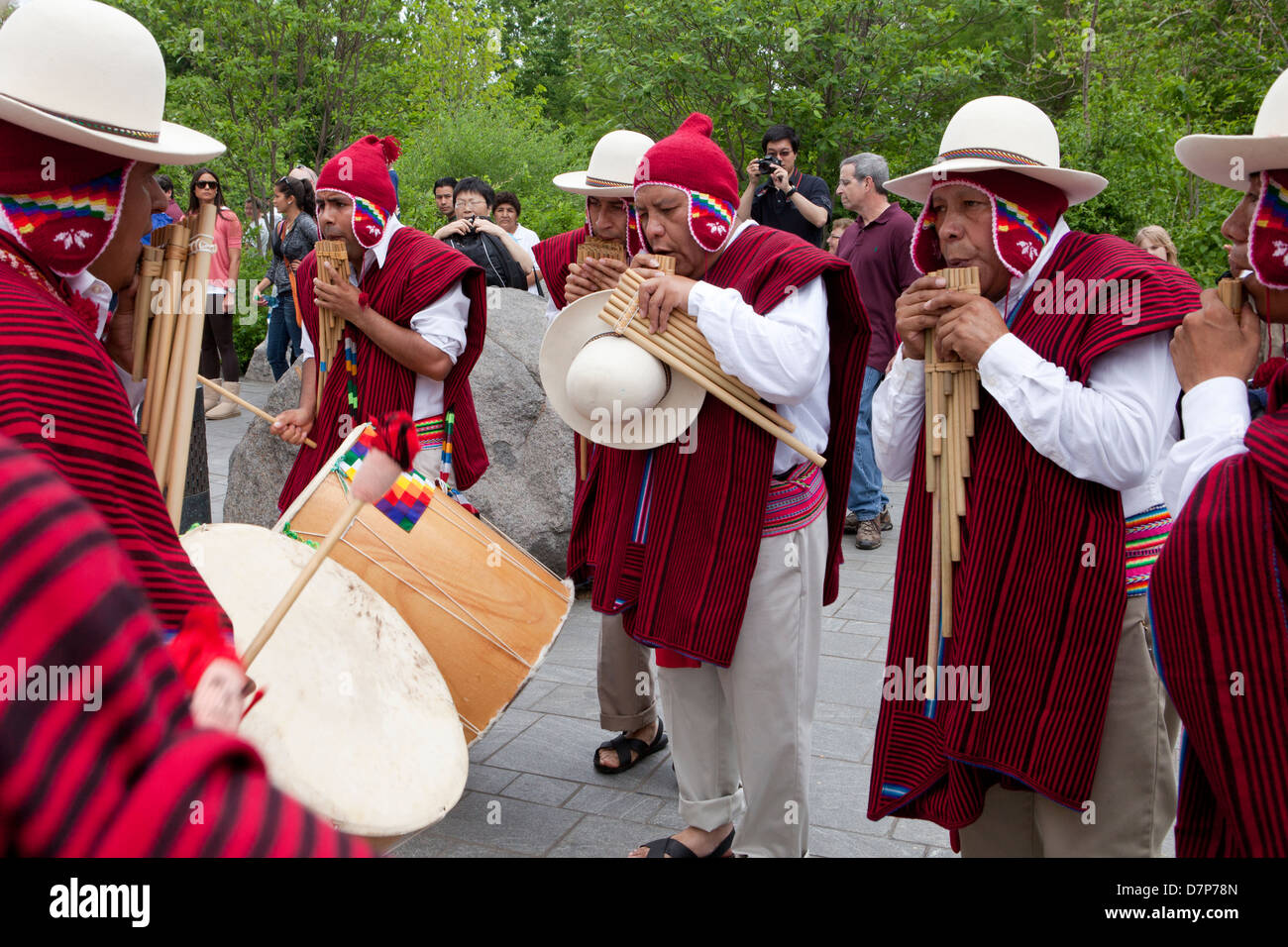 Joueurs de flûte de pan bolivienne traditionnelle Banque D'Images