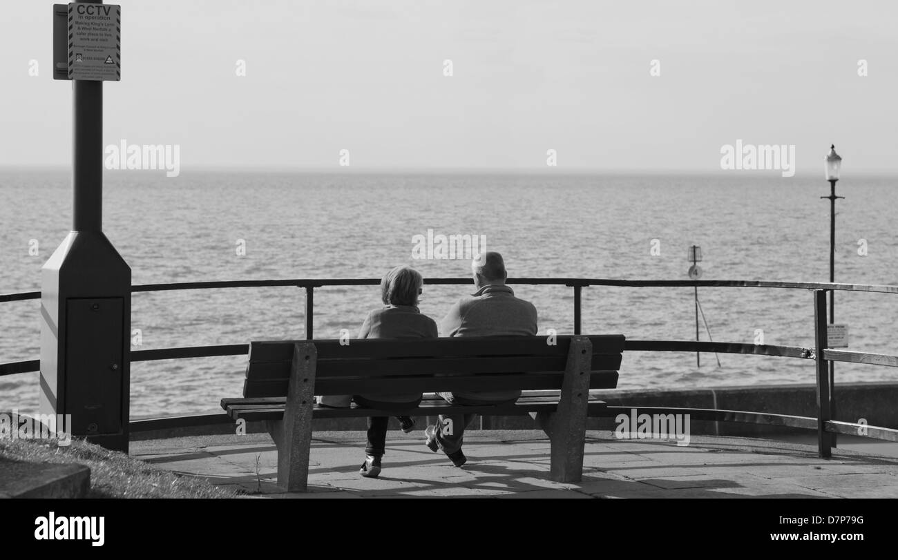 Un couple assis sur un banc avec vue sur la mer à Hunstanton, Norfolk, Angleterre Banque D'Images