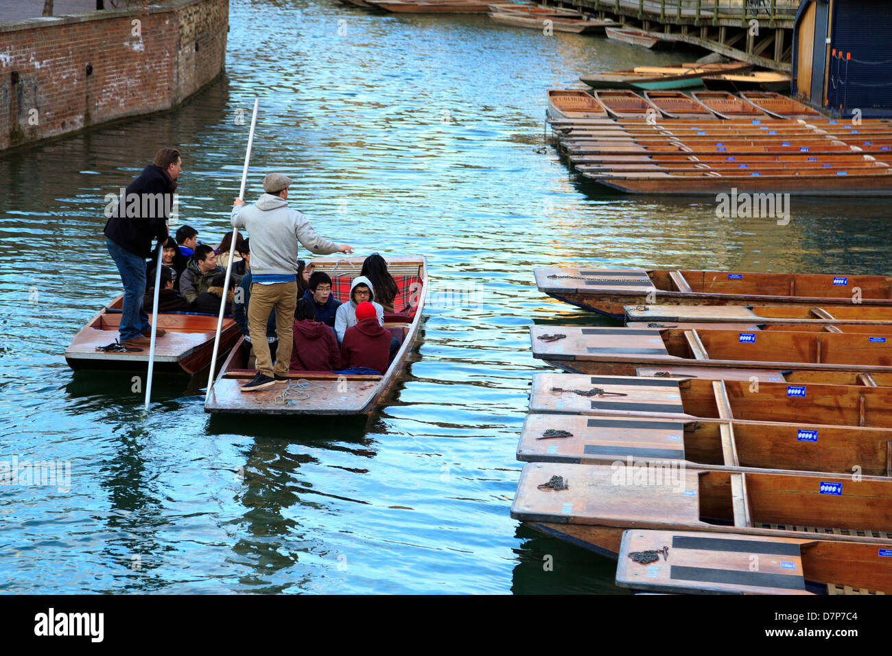Les étudiants chinois barques le long de la rivière Cam, Cambridge, Angleterre Banque D'Images