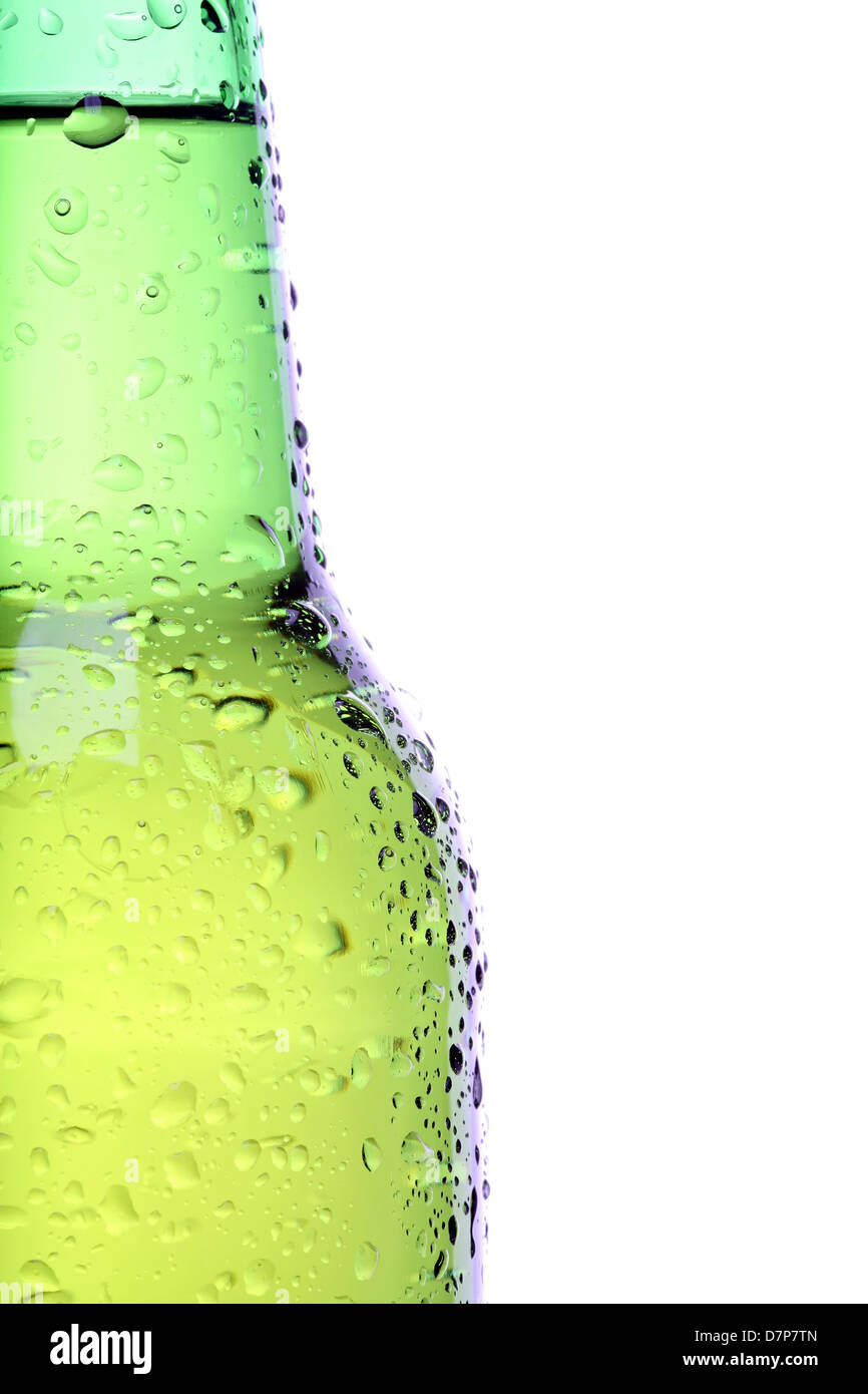 Bouteille de bière libre isolé sur blanc, vert bouteille avec des gouttelettes d'eau Banque D'Images