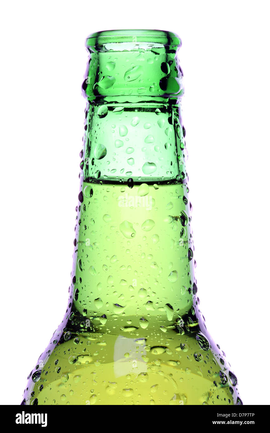 Bière bouteille isolé sur blanc, vert bouteille humide closeup Banque D'Images
