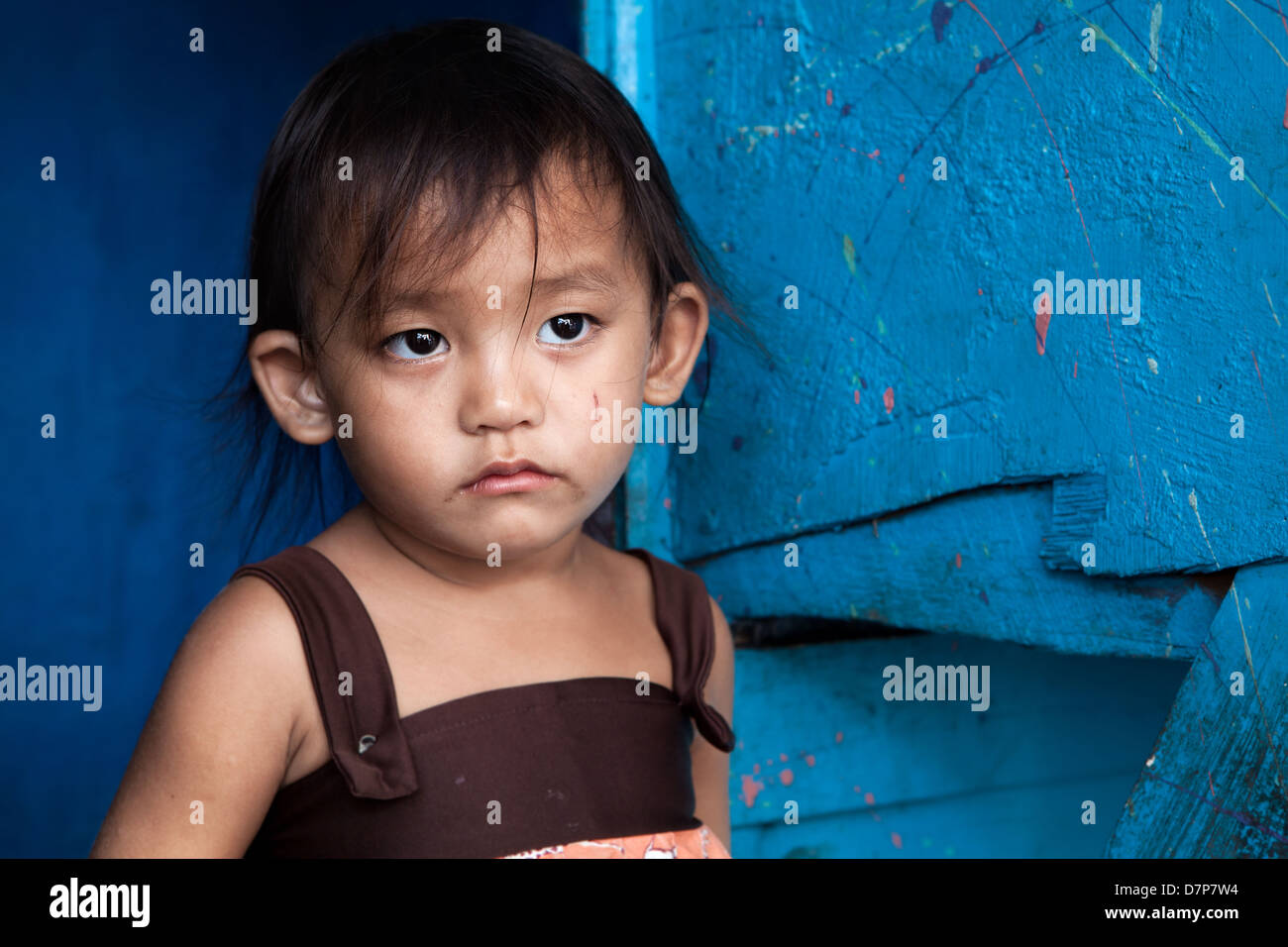 Jeune fille asiatique à partir de la région frappée par la pauvreté dans la région de Manille, aux Philippines. Banque D'Images