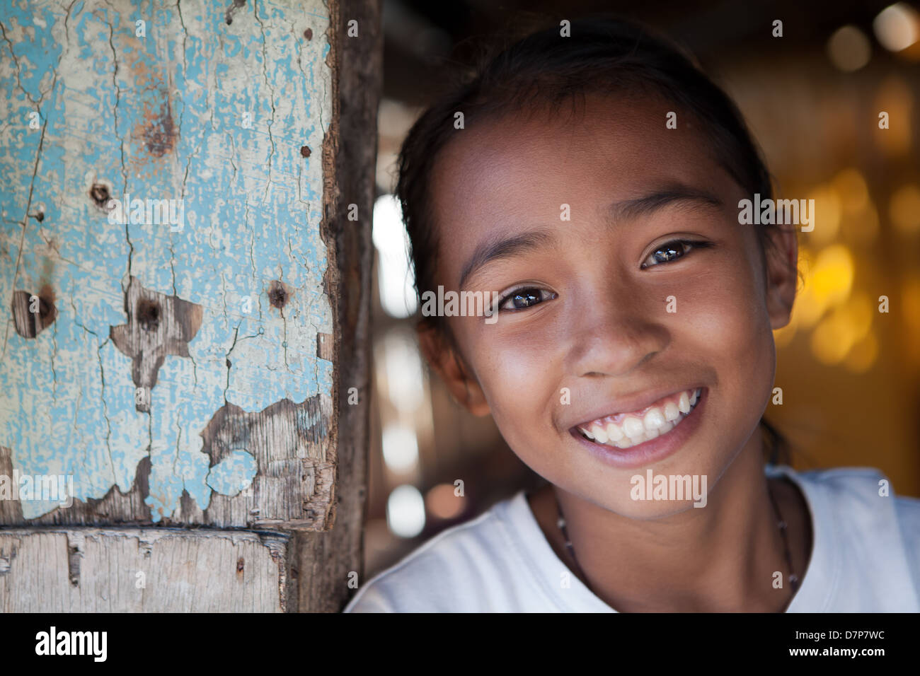 Portrait of a smiling Filipina girl du quartier pauvre aux Philippines. Banque D'Images