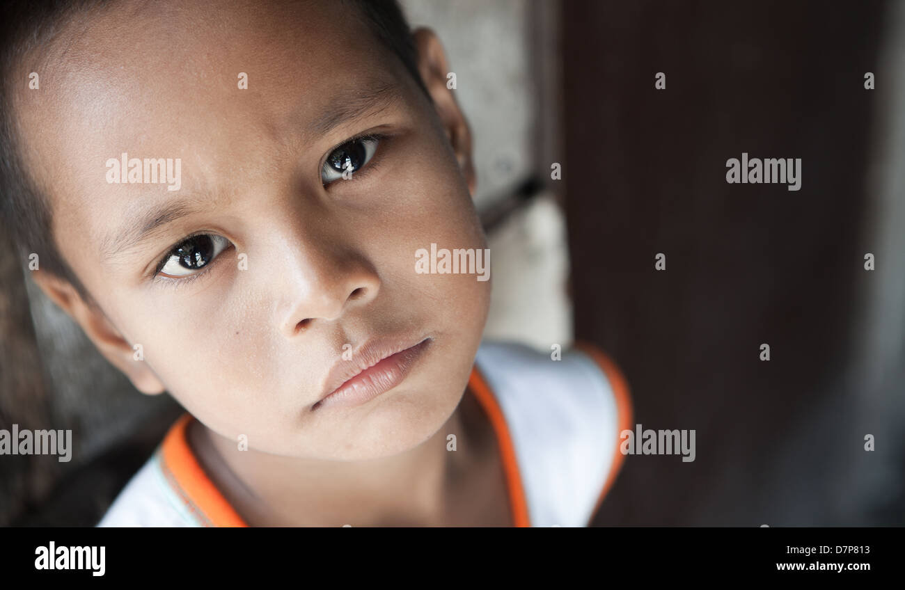 Portrait d'un garçon vivant dans la pauvreté - lumière naturelle - Manille, Philippines Banque D'Images