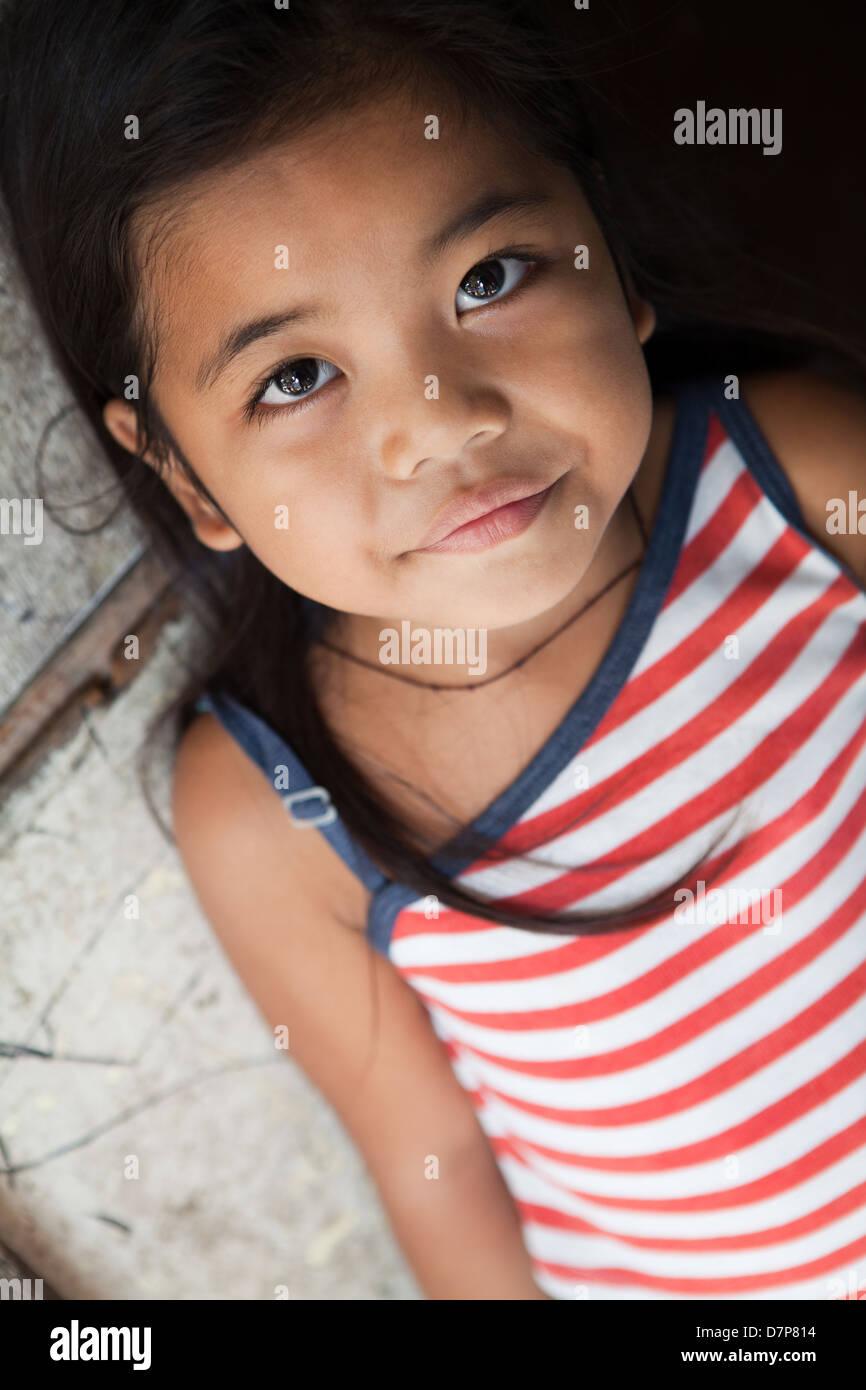 Asian girl portrait - Filipina contre mur de lumière naturelle Banque D'Images