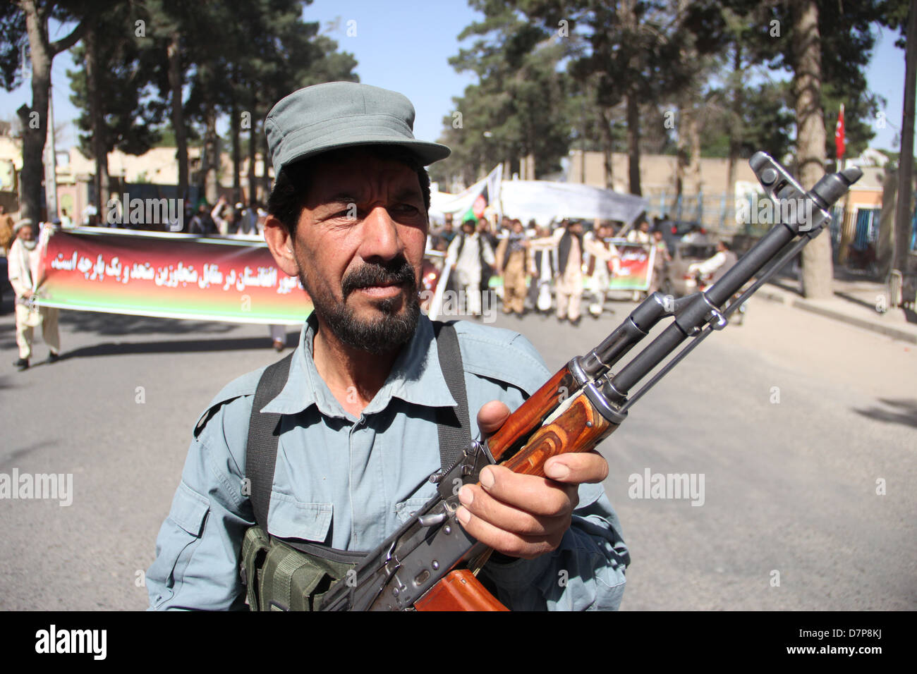 La police est d'assurer la sécurité dans les manifestations contre le Pakistan à Herat Banque D'Images