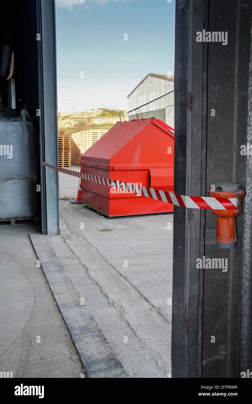 Barrière de sécurité bande temporaire dans une usine porte Banque D'Images