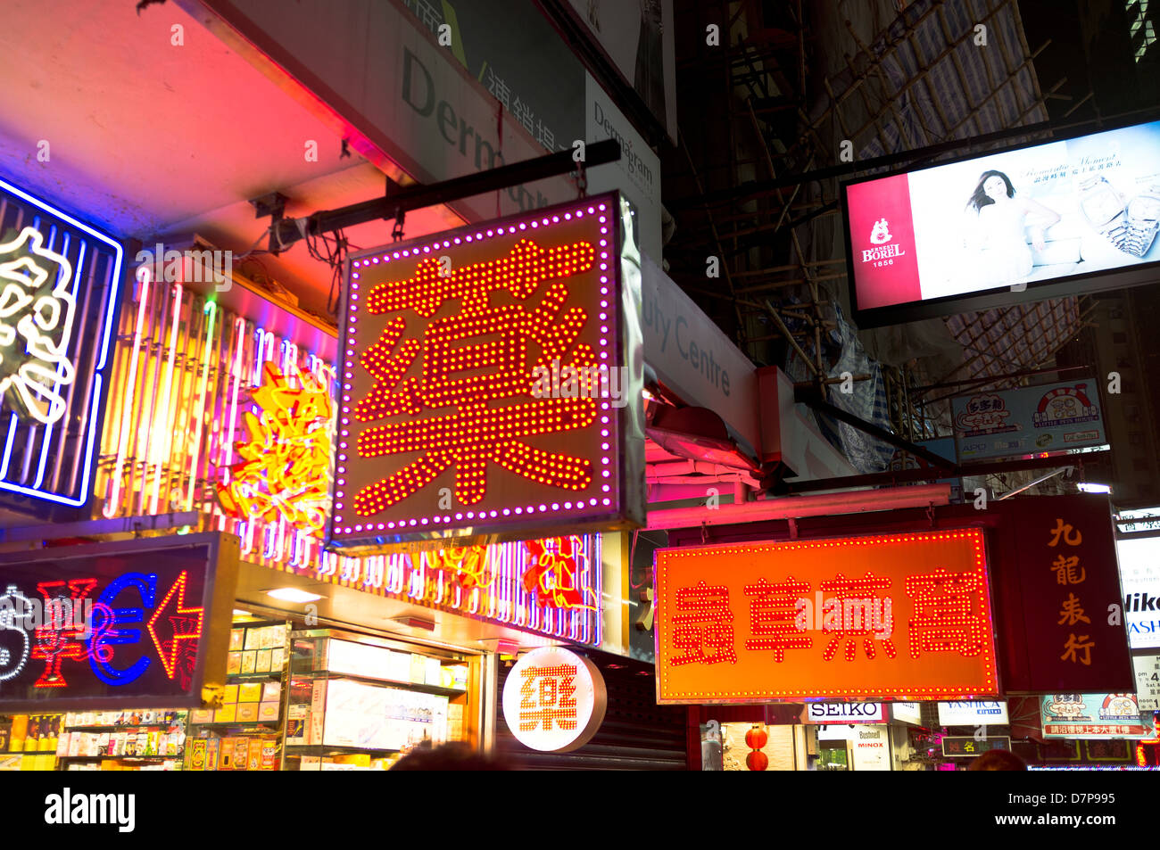 dh CAUSEWAY BAY HONG KONG calligraphie chinoise néons signes lumières hong kong la nuit hk signe lettres Banque D'Images