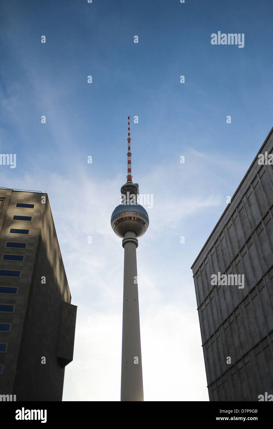 La tour de télévision à Berlin "Berliner fernsehturm' vue de la place Alexanderplatz Banque D'Images