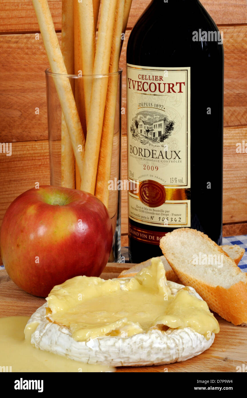 Tout au four French Camembert avec Grissini batonnets et une bouteille de  vin rouge Photo Stock - Alamy