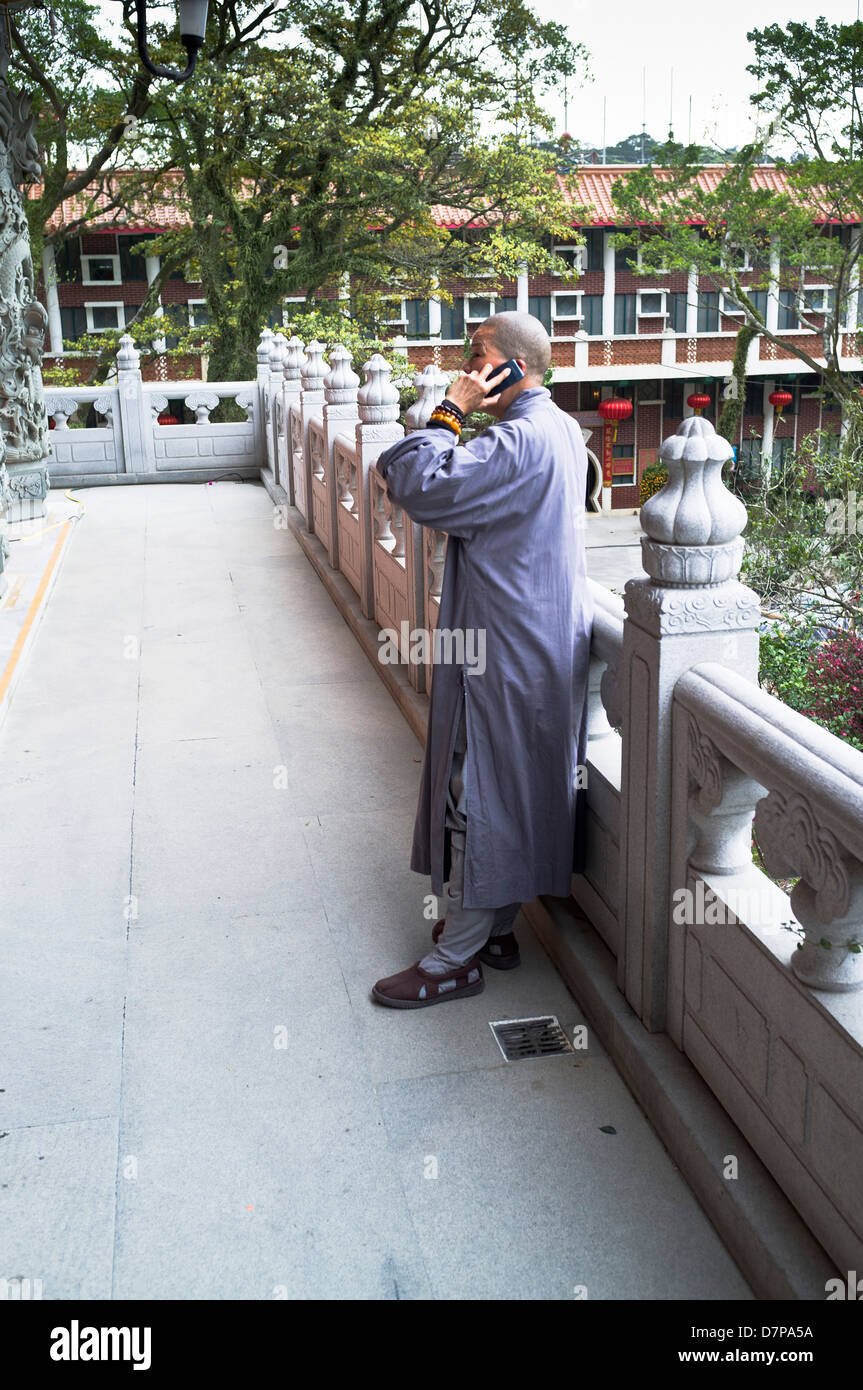 Dh monastère Po Lin HONG KONG LANTAU Buddist Monk à l'aide de mobile téléphone Banque D'Images