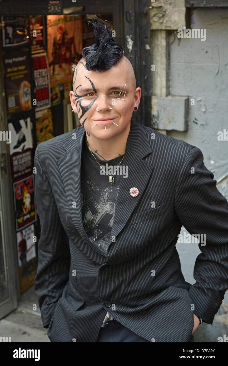 Portrait d'une personne ambiguë à Greenwich Village avec une coiffure mohawk, tatouage visage et plusieurs piercings Banque D'Images