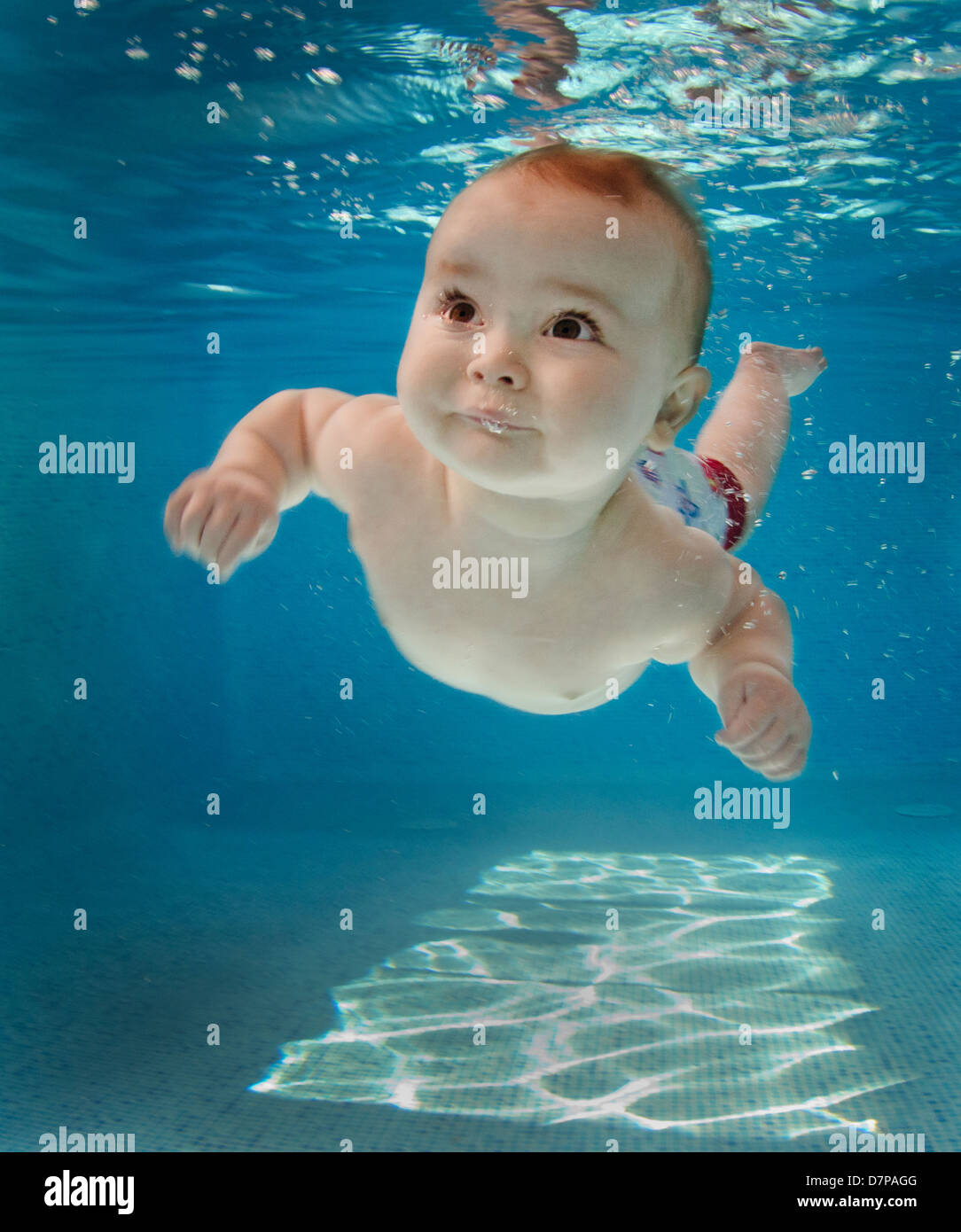 Bebes Nageurs Sous L Eau A La Piscine Photo Stock Alamy