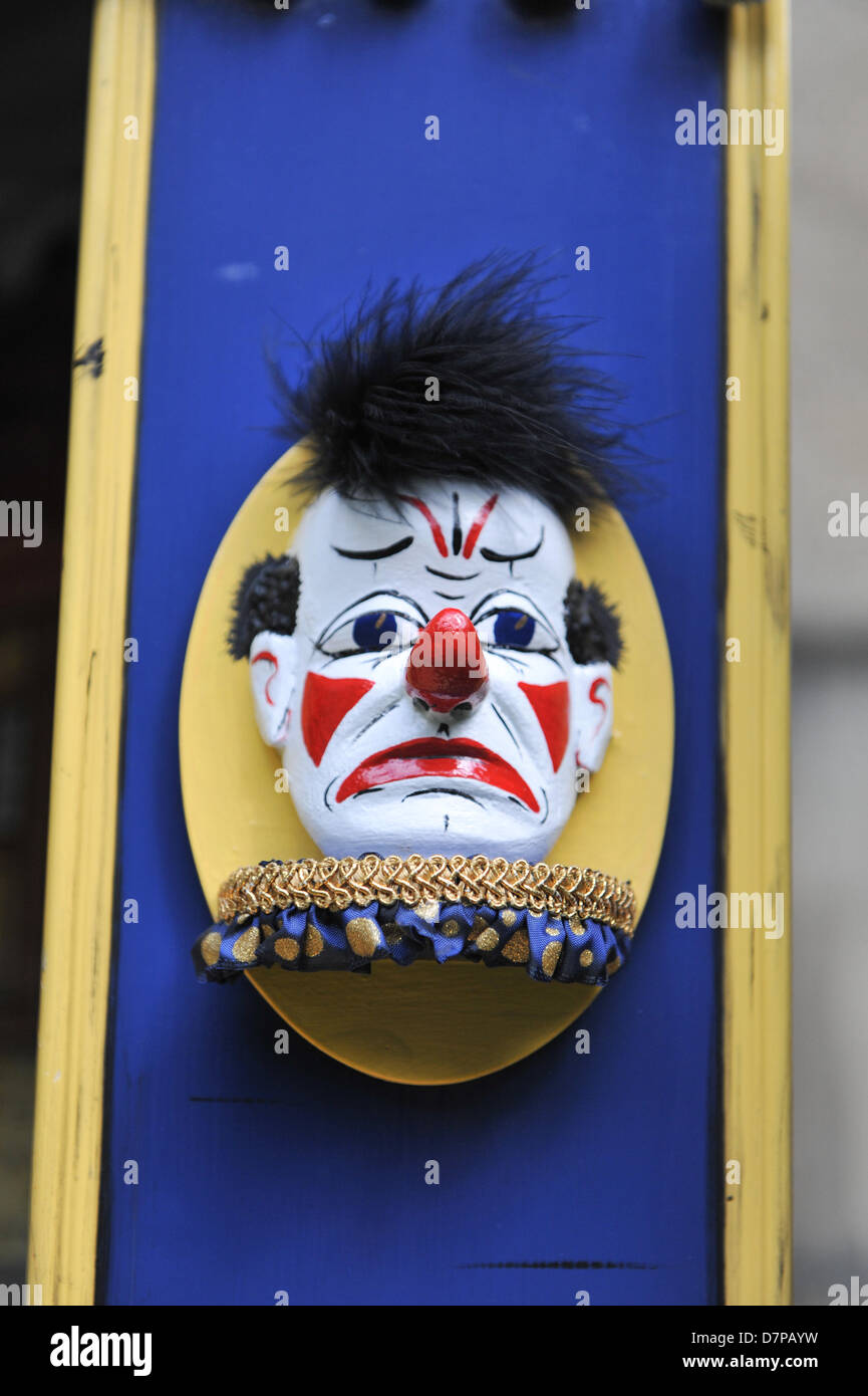 Londres, Royaume-Uni. 12 mai 2013. St Paul's Churchyard, Covent Garden, Londres. UK. 12 mai 2013. Un clown triste sur un Punch et Judy stand lors de l'Peut Fayre à Covent Garden. Le Festival de Marionnettes peut Fayre et à St Paul's Church, Covent Garden Jardin célèbre le 351e anniversaire de Mr Punch. Matthieu Chattle/Alamy Live News Banque D'Images