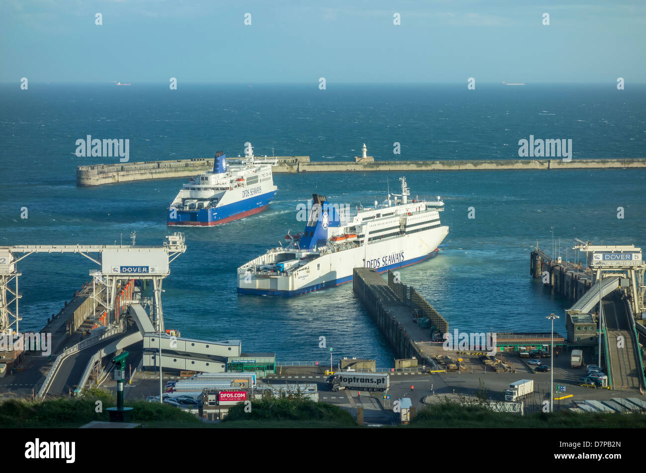 DFDS Ferry Transmanche accostage à Dover Kent Banque D'Images