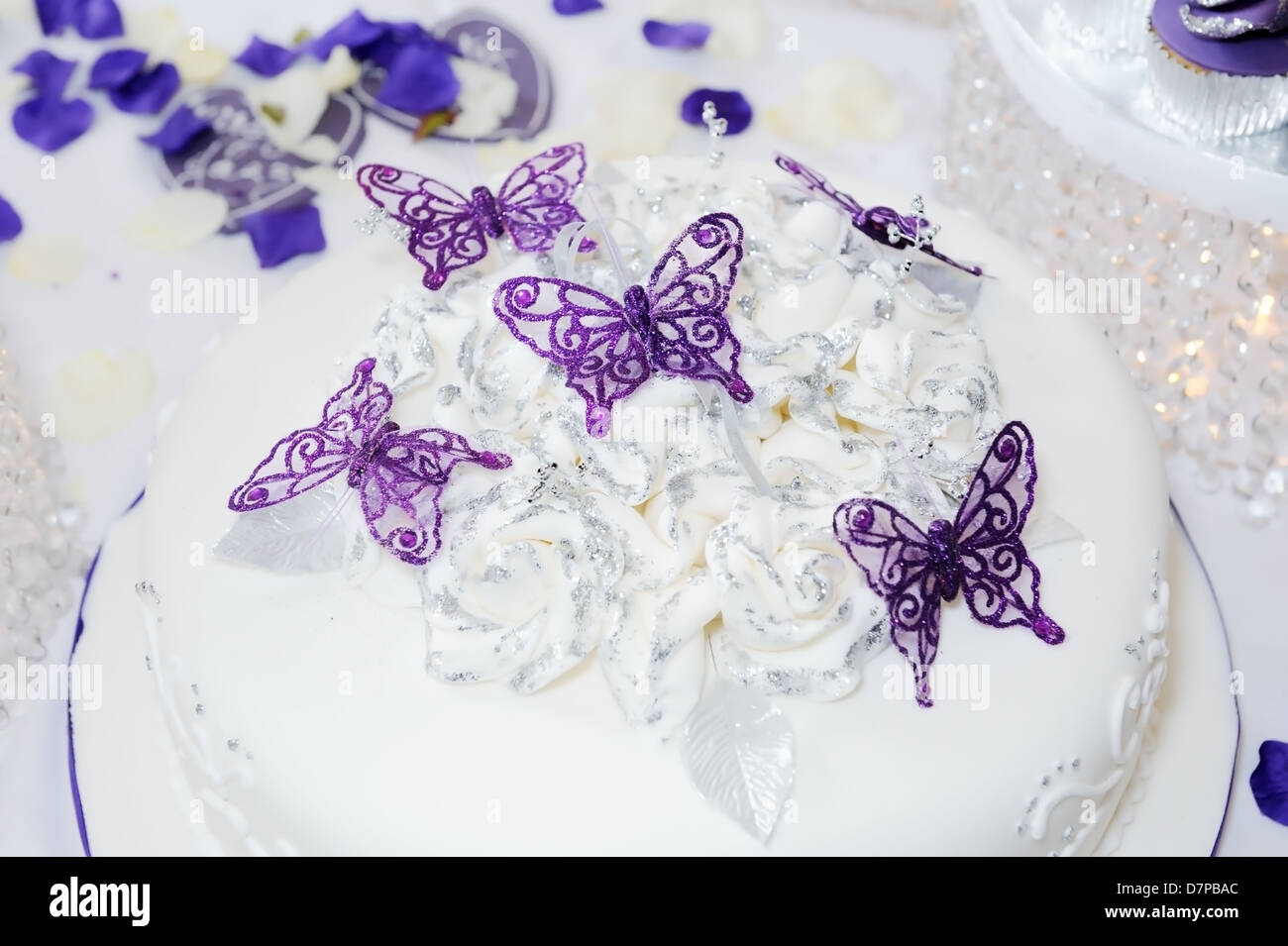 Gateau De Mariage Blanc Avec Decoration Papillon Violet Photo Stock Alamy Gateau De Mariage Blanc Avec Decoration Papillon Violet Photo Stock Alamy