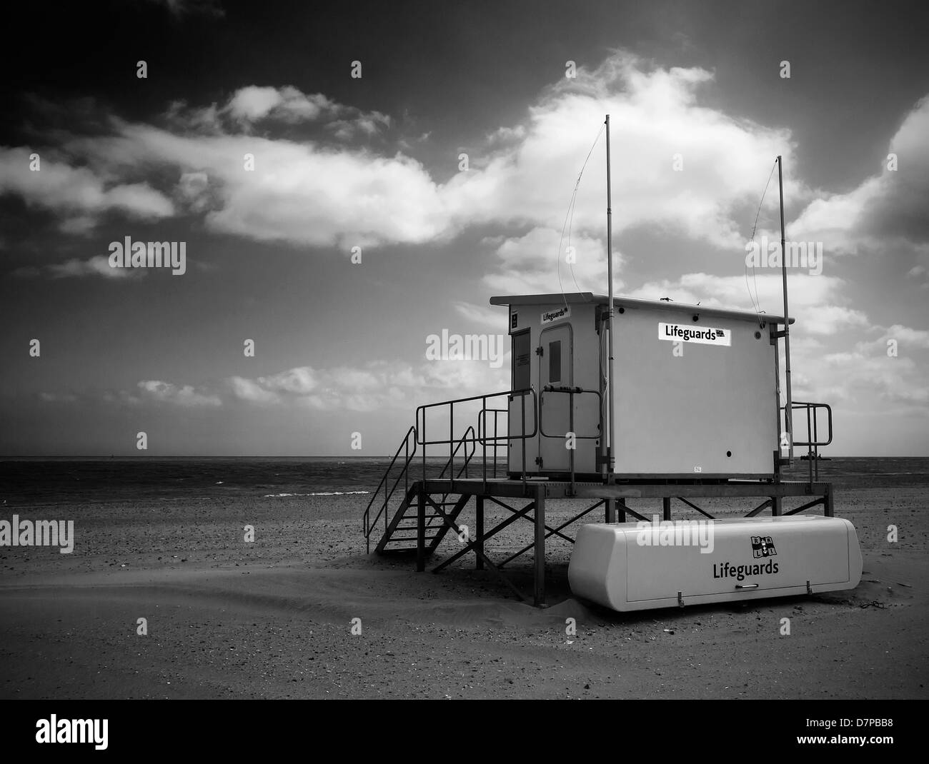 Lifeguard station sur plage déserte de Ramsgate Kent Image Monochrome Banque D'Images