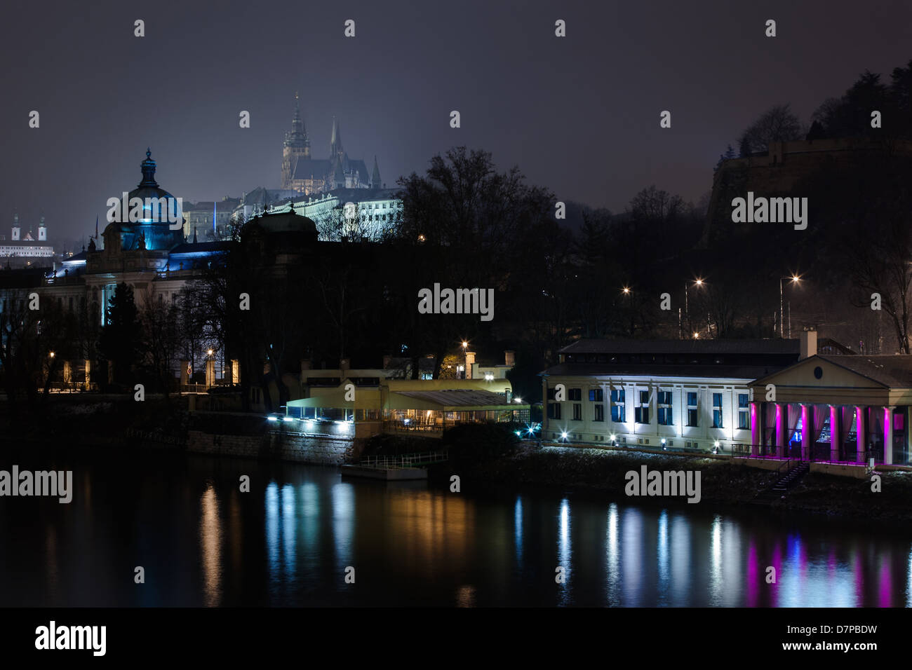 Vue sur Strakas Academy et du château de Prague la nuit, Prague, République Tchèque Banque D'Images