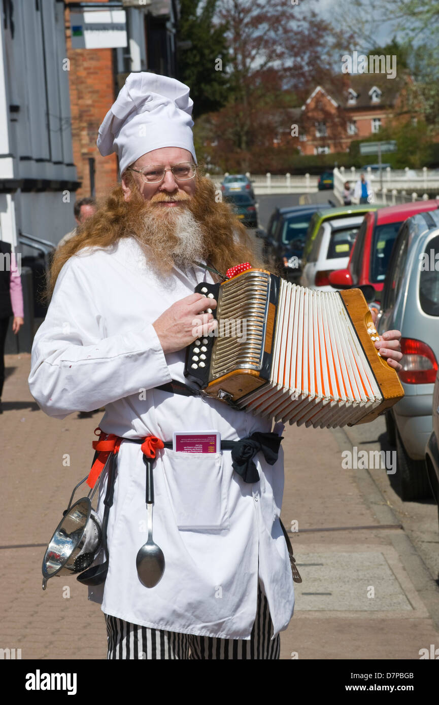 Artiste de rue habillé en chef à Tenbury Food Fayre Tenbury Wells le Worcestershire England UK Banque D'Images