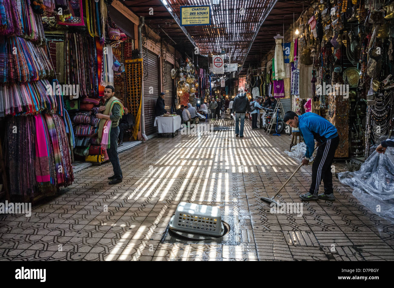 Maroc, Marrakech - sous la pluie, en avril. L'eau de compensation dans les rues au souk. Banque D'Images