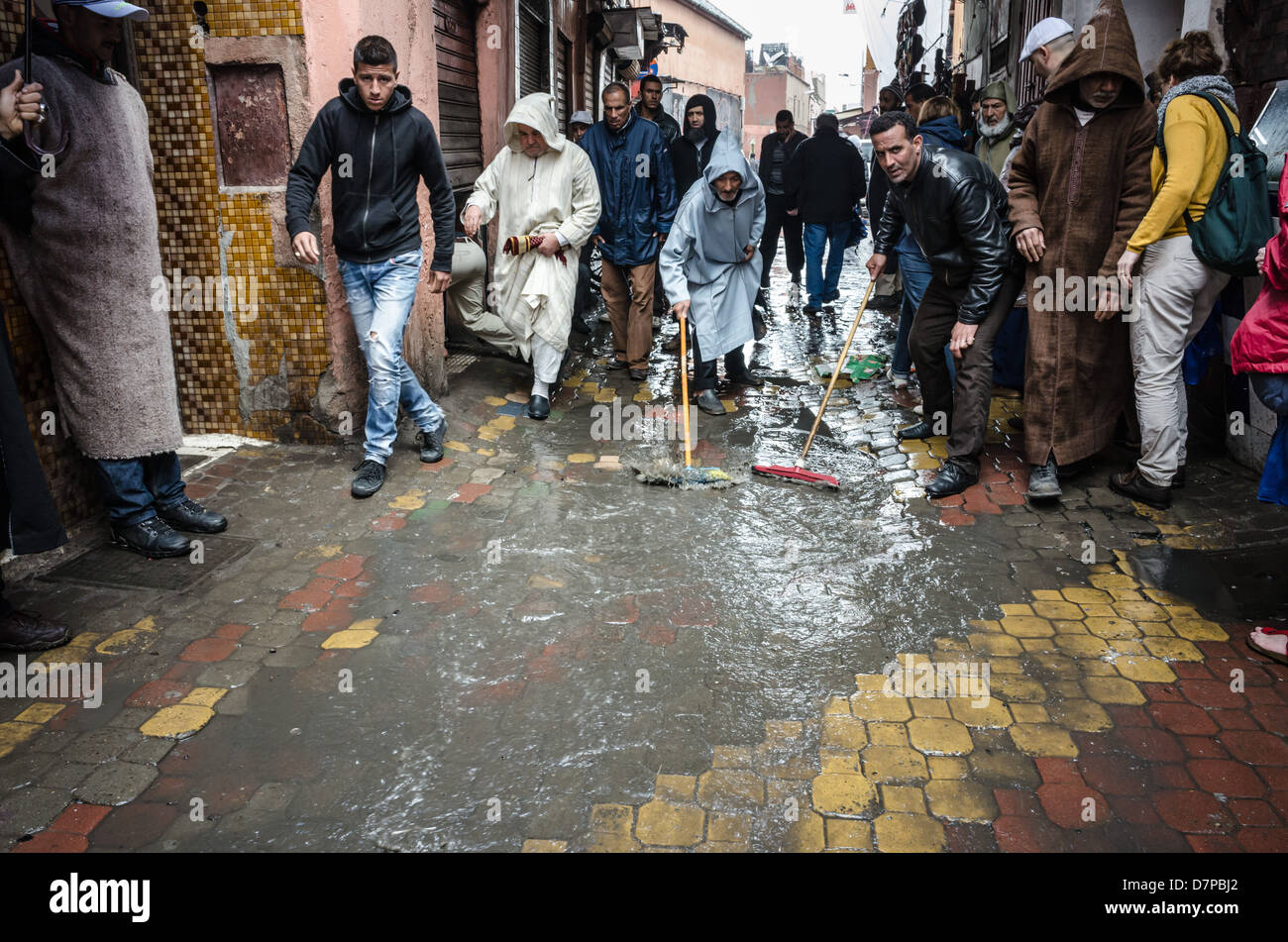 Maroc, Marrakech - sous la pluie, en avril. L'eau de compensation dans les rues au souk. Banque D'Images