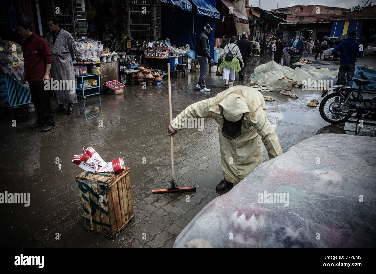 Maroc, Marrakech - sous la pluie, en avril. L'eau de compensation dans les rues au souk. Banque D'Images